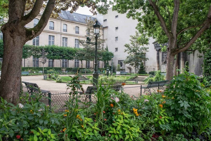 HIDDEN GARDENS IN PARIS