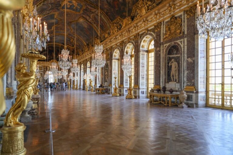hall of mirrors in versailles palace