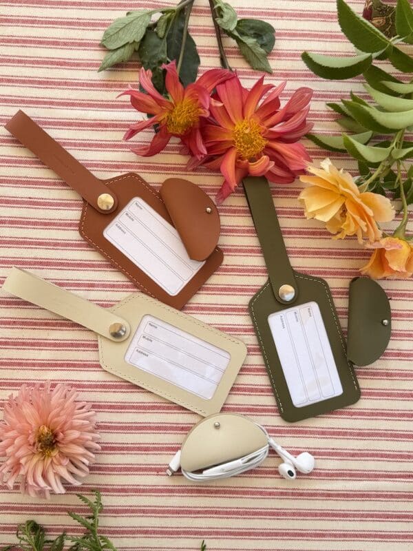 travel tags in French subscription box - bon voyage