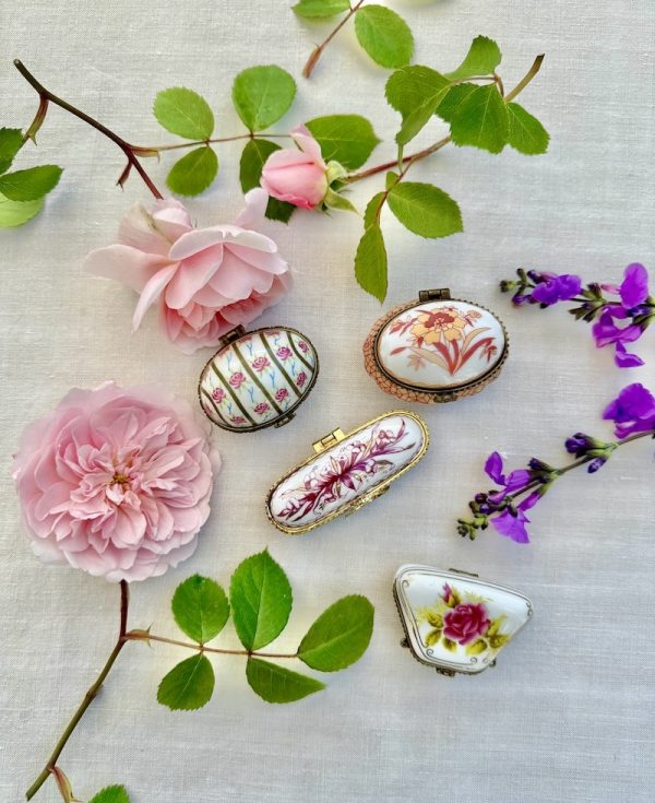 french-subscription-box-marie-antoinette-antique-pill-box